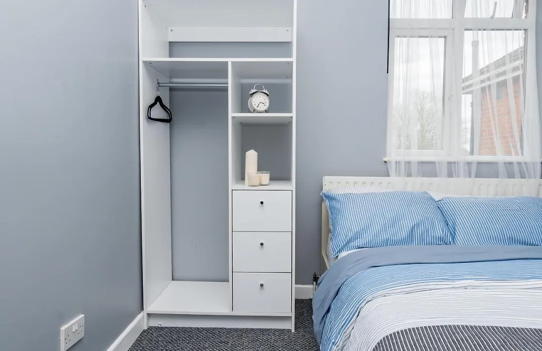 Shirley House 2, Self Catering Guest House, Self Check In, Smart Locks, 10 Min Walk To Southampton General, Aspire And Princess Anne Hospitals, Access To Fully Equipped Kitchen, Excellent Transport Links, Ideal For Longer Stays And Hospital Shifts-1