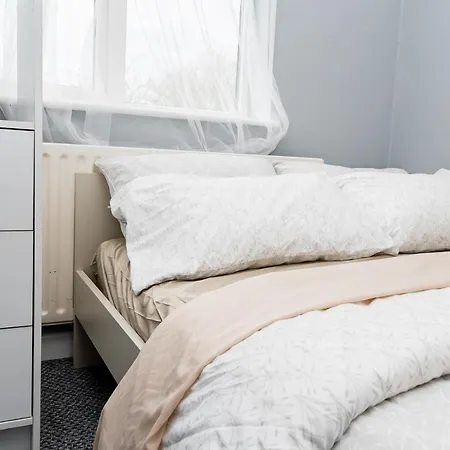 Shirley House 2, Self Catering Guest House, Self Check In, Smart Locks, 10 Min Walk To Southampton General, Aspire And Princess Anne Hospitals, Access To Fully Equipped Kitchen, Excellent Transport Links, Ideal For Longer Stays And Hospital Shifts-2