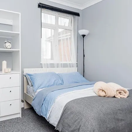 Shirley House 2, Self Catering Guest House, Self Check In, Smart Locks, 10 Min Walk To Southampton General, Aspire And Princess Anne Hospitals, Access To Fully Equipped Kitchen, Excellent Transport Links, Ideal For Longer Stays And Hospital Shifts-3